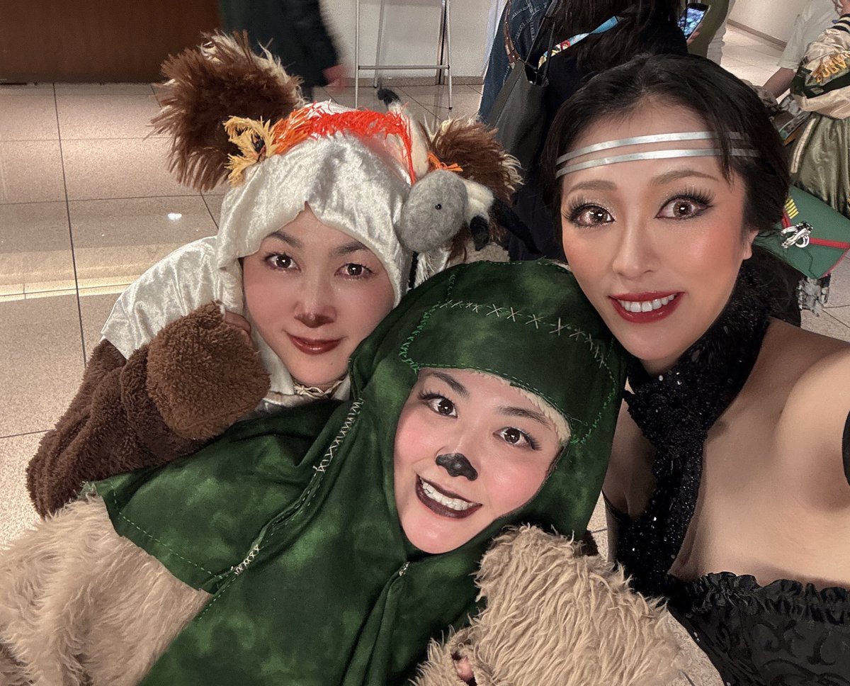 noymocchi's tweet photo. フィルフィルの名物ファン2人との写真出てきた❣️笑✨
公演の花ですな😍🌸💕
 #フィルフィル
#FilPhil
(タグ付け出来なかった🙇‍♀️) https://t.co/D837lWKVeX