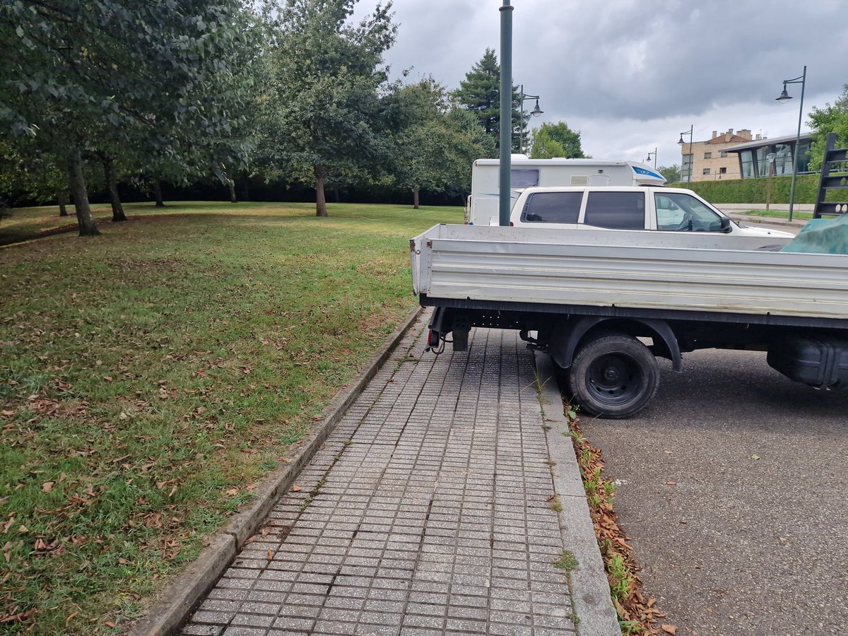 MMAddoktor's tweet image. @GijonLocal @AytodeGijon Así lleva la acera una semana a pesar de varios avisos de los vecinos.