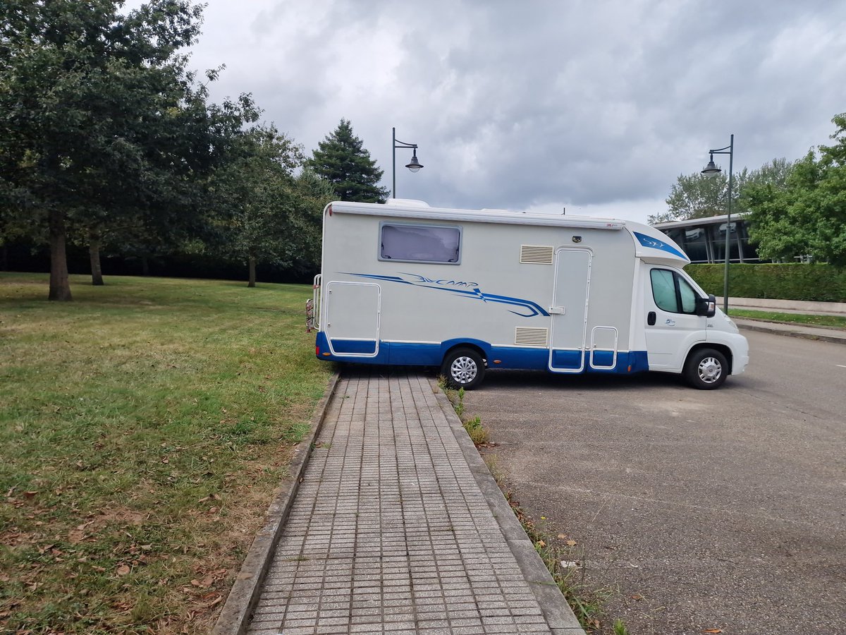 MMAddoktor's tweet image. @GijonLocal @AytodeGijon Así lleva la acera una semana a pesar de varios avisos de los vecinos.