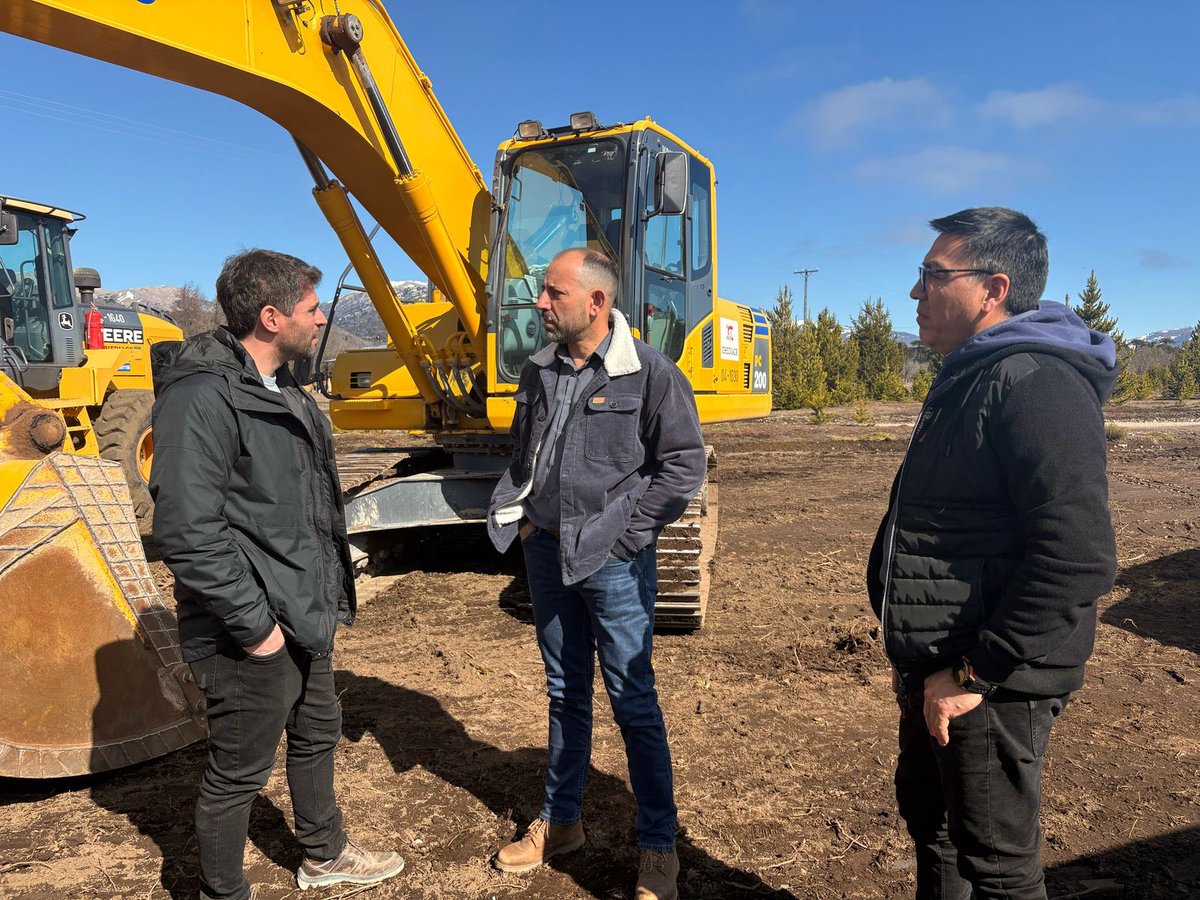 Asfalto para Moquehue, un sueño en marcha!
Con movimiento de maquinaria en Moquehue la alegría de los vecinos es más fuerte que nunca.
El Plan Vial que impulsa en todo Neuquén el gobernador <a href="/Rolo_Figueroa/">Rolo Figueroa</a>, también se ve en nuestro pueblo. Vamos Moquehue! La Neuquinidad en marcha!