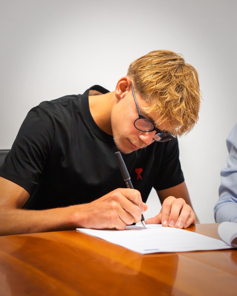 Actu Ligue 2 (@l2actu_) on Twitter photo 🚨 OFFICIEL ! LE JEUNE LAVALLOIS ETHAN CLAVREUL A PARAPHÉ SON PREMIER CONTRAT PRO JUSQU'EN 2029 ! 🧡🖤
📸 <a href="/stadelavallois/">Stade Lavallois</a> 🚨 OFFICIEL ! LE JEUNE LAVALLOIS ETHAN CLAVREUL A PARAPHÉ SON PREMIER CONTRAT PRO JUSQU'EN 2029 ! 🧡🖤
📸 <a href="/stadelavallois/">Stade Lavallois</a>
