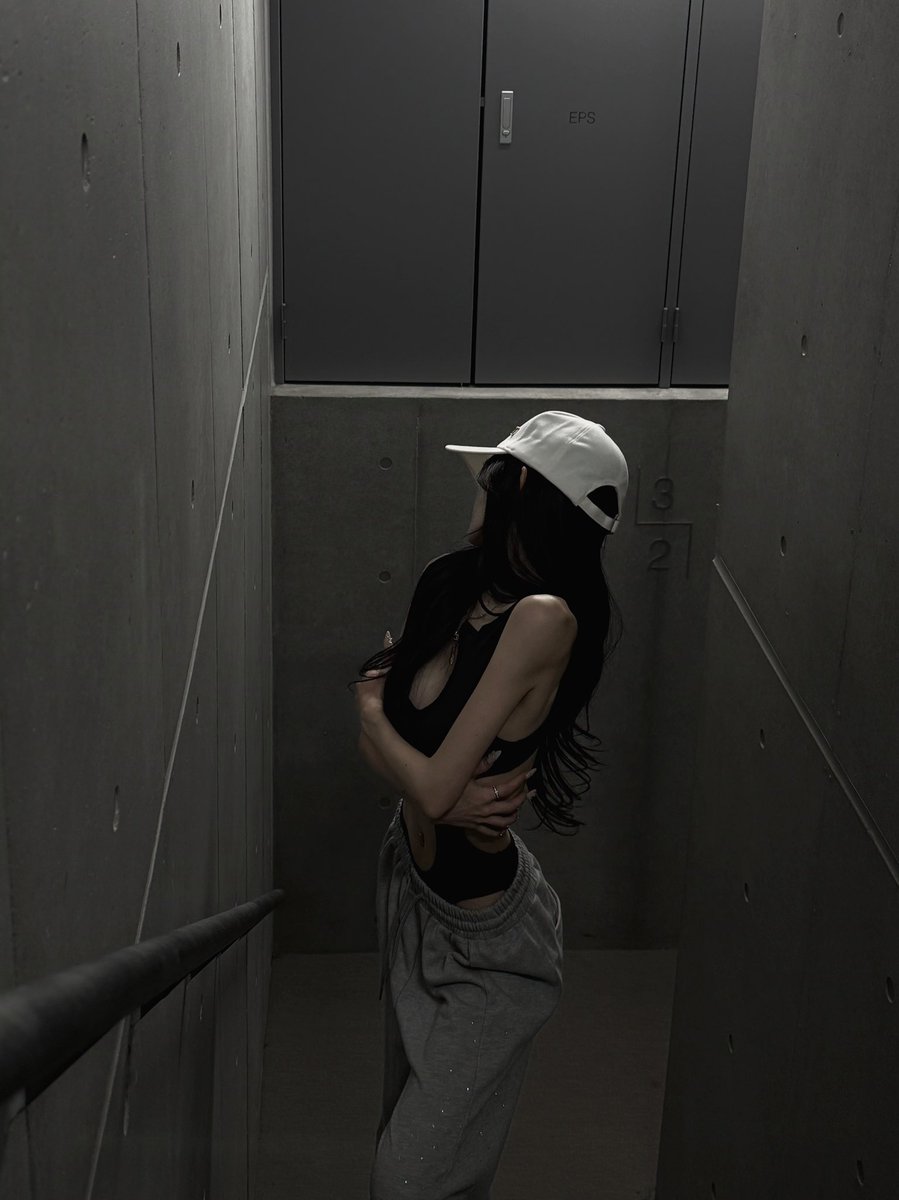 骨格ストレートの二の腕痩せってめちゃくちゃ難しかったけど、シンプル体重落とせば脂肪は減る。あ、筋肉も。