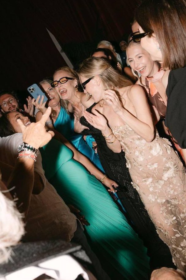 skyfallest's tweet image. always chewing gum 🫦