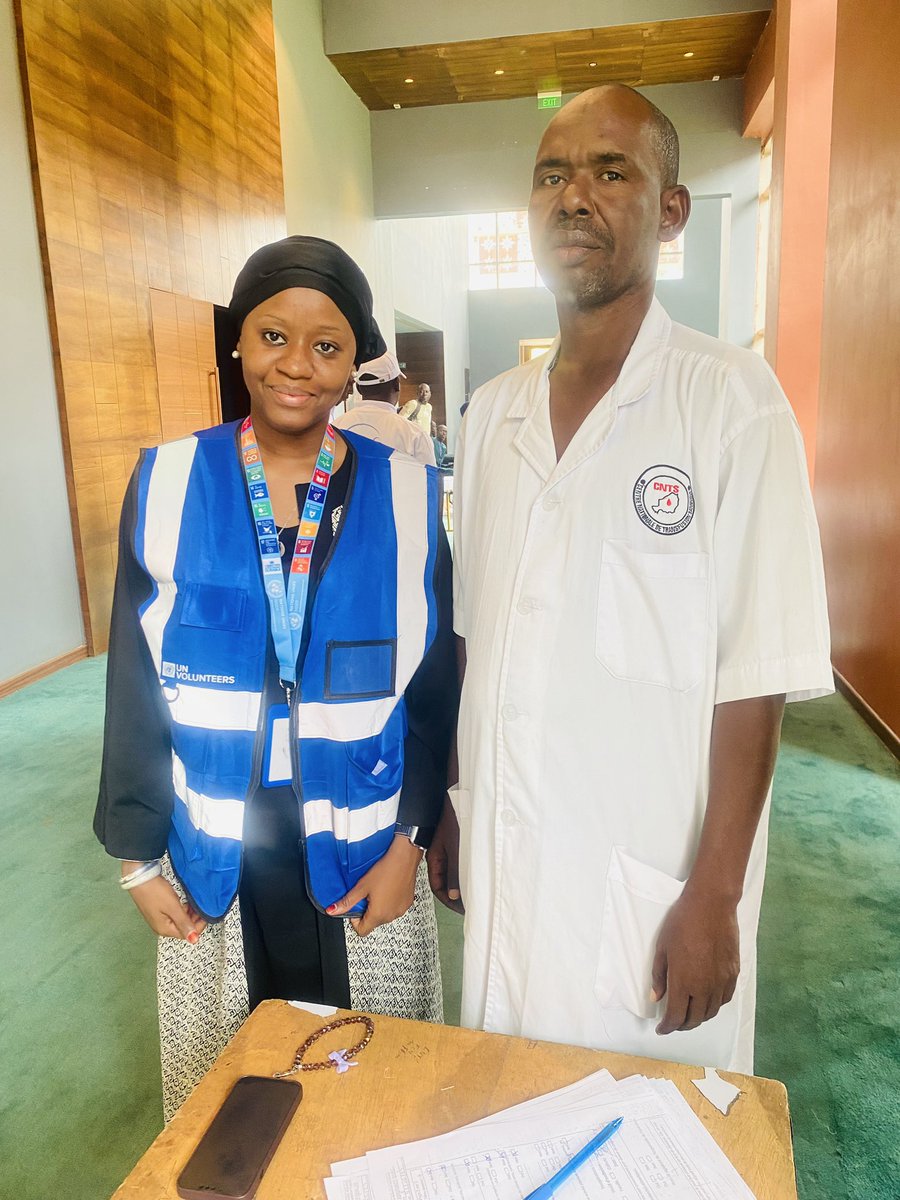 ProgramVNUNiger's tweet image. On #WorldHumanitarianDay the UN Clinic & the National Blood Transfusion Center are organizing a blood donation campaign .Thank you to Samira serving as a UNV at the UN Clinic, and to all @UNVolunteers for their dedication and support in this initiative @ToilyKurbanov @UNV_ROWCA