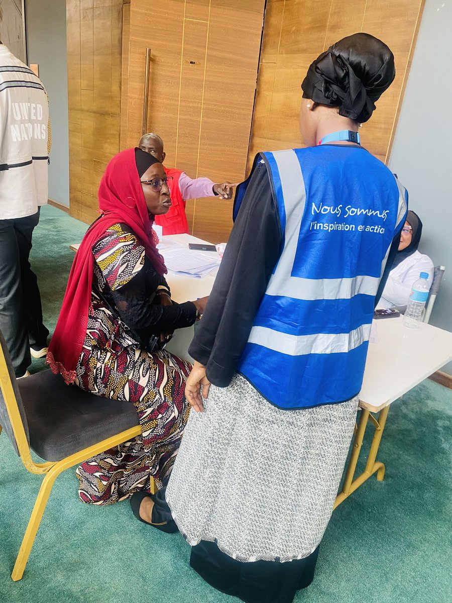 ProgramVNUNiger's tweet image. On #WorldHumanitarianDay the UN Clinic & the National Blood Transfusion Center are organizing a blood donation campaign .Thank you to Samira serving as a UNV at the UN Clinic, and to all @UNVolunteers for their dedication and support in this initiative @ToilyKurbanov @UNV_ROWCA
