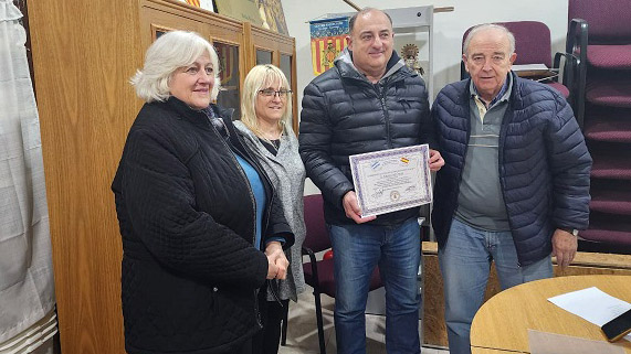 El #CentroValenciano de #BahíaBlanca entregó el diploma de personalidad destacada de la colectividad a José Antonio Orozco
🔗 acortar.link/KXUqwl