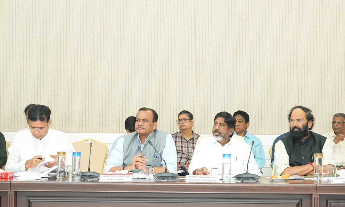 hydnewshunt's tweet image. Deputy CM Bhatti slams past excesses, orders priority completion of Telangana development works. Focus on near-complete, balanced, revenue-aligned projects. 

#TelanganaDevelopment #BhattiVikramarka #InfrastructurePush
hyderabadnewshunt.com/bhatti-orders-…