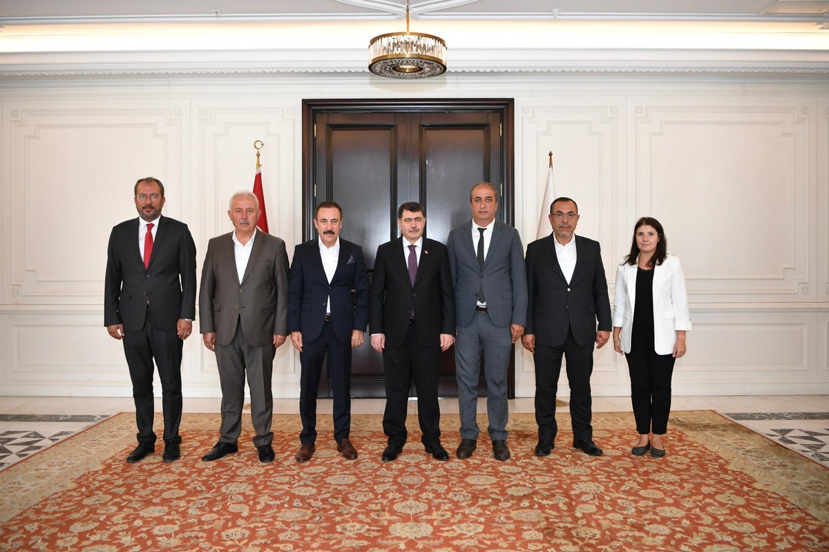 Ankara Valimiz Sn. Vasip Şahin’i ziyaret ederek, 17. olağan genel kurul davetiyemizi takdim ettik.

<a href="/AnkaraValiligi/">T.C. Ankara Valiliği</a> 
<a href="/vasipsahin/">Vasip Şahin</a> 
<a href="/AhidAnkara06/">Ankaralılar Derneği</a>