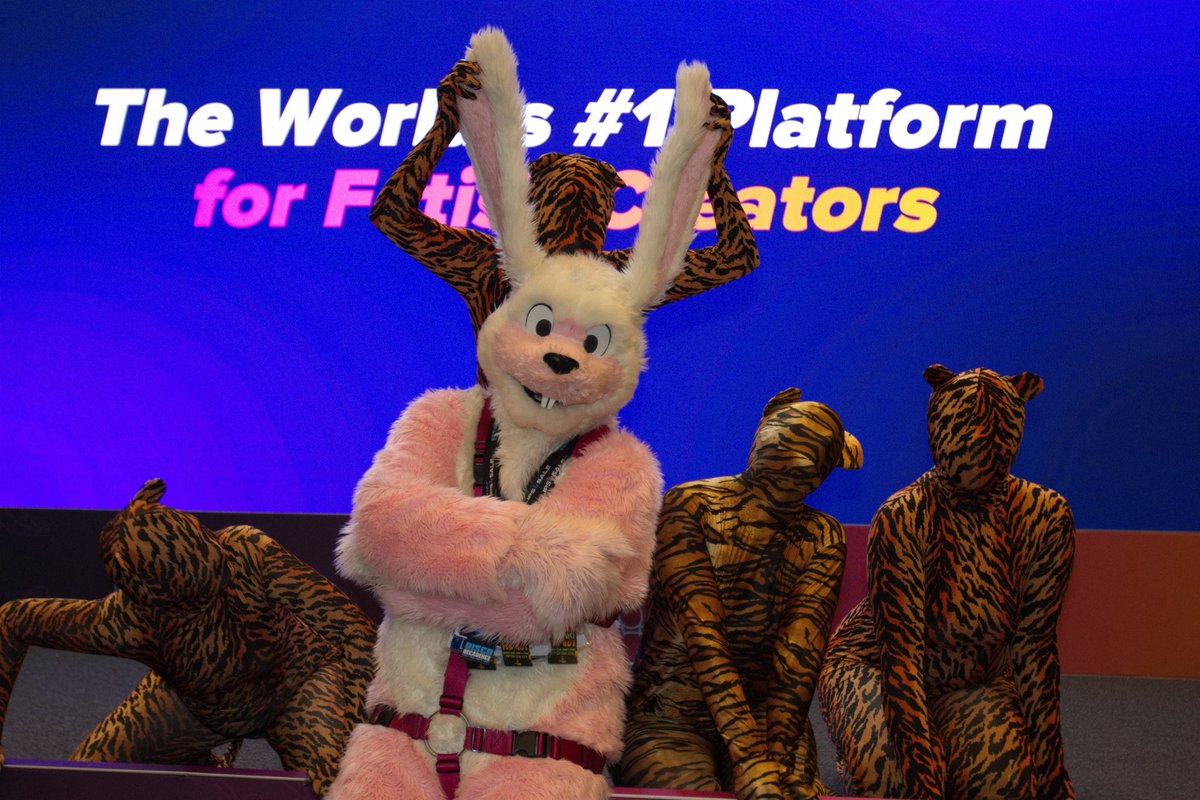 BernieBBunny's tweet photo. Pic posting from
@FetishCon #FetishCon2025
(4 of ?)

So wonderful to see so many amazing people there and interact with everyone!

I thank you all, and My #ZentaiKittens thank you too. https://t.co/nlFgbKMeIU