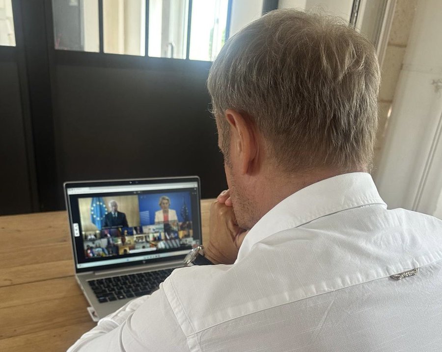 Dzieje się na świecie, w UE, a Tusk na wakacjach przygląda się w netbooku, zmartwiony i wściekły, że wszyscy go ograli.