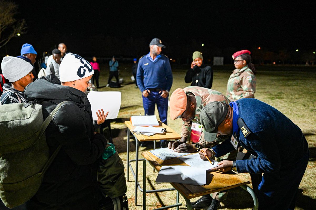 SANDF_ZA's tweet photo. Phased arrival of recruits at 3 South African Infantry || Recruits were later taken to the mess and bungalows thereafter, in preparation for the following day, as more buses from other provinces were expected to arrive.

#SANDF
#BasicMilitaryTraining https://t.co/KXOFOXJFfD