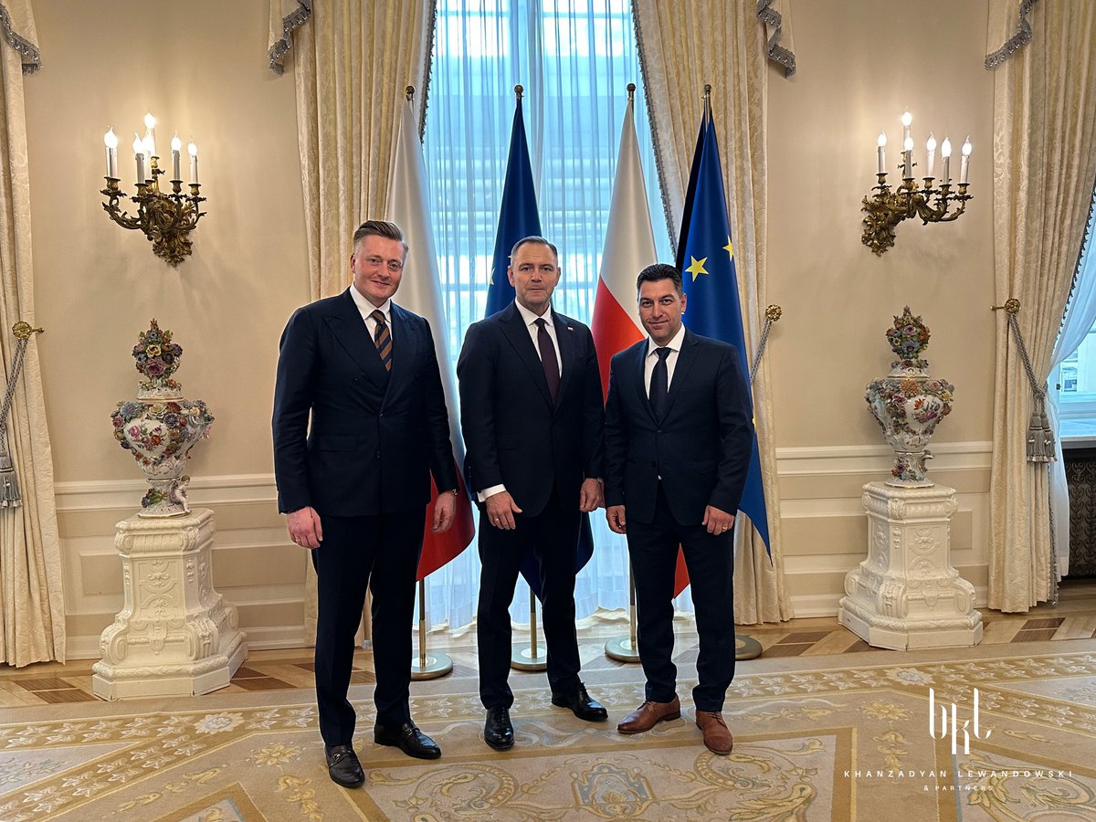 Klementyna Suchanow (@ksuchanow) on Twitter photo to pewnie wrodzona skromność kazała panu Bartoszowi <a href="/BartoszLewand20/">Bartosz Lewandowski</a> nie wrzucać w social media tego zdjęcia. ale jego wspólnik <a href="/babken888/">Babken Khanzadyan</a> nie mógł się powstrzymać. tak jarają się nowym panem pieski, a przepraszam, to są bezstronni adwokaci 🤣 to pewnie wrodzona skromność kazała panu Bartoszowi <a href="/BartoszLewand20/">Bartosz Lewandowski</a> nie wrzucać w social media tego zdjęcia. ale jego wspólnik <a href="/babken888/">Babken Khanzadyan</a> nie mógł się powstrzymać. tak jarają się nowym panem pieski, a przepraszam, to są bezstronni adwokaci 🤣