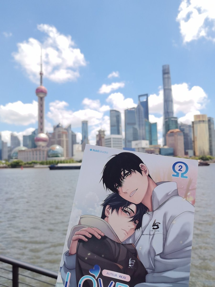 z6878806885079's tweet photo. 来上海玩，然后打个卡
天气很好蓝色系和第2册非常搭！🩵晚上人太多有点不好意思拍，拍得歪歪扭扭哈哈哈
感谢带来美丽作品的作者大大@hhsis2，感谢女神！💕画得真的非常好，非常漂亮！因为爱情往返才开始看的韩漫🥰🥰❤️
@blAddictbyNao 感谢出版社！质量超好，特别特别喜欢！💕
#loveshuttle
#爱情往返 https://t.co/ZPv3SWHhjc