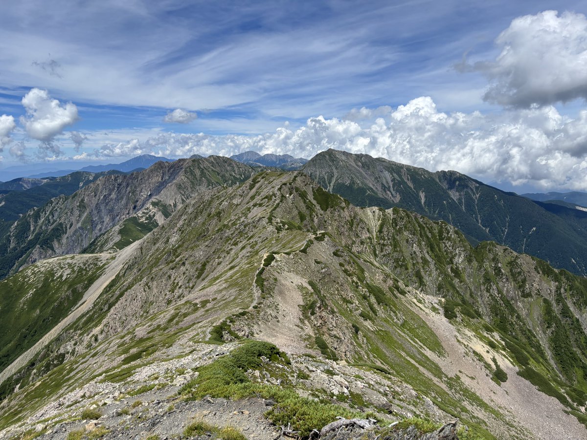 tuke06's tweet photo. 8月18日は天気に恵まれ悪沢岳から赤石岳の縦走が最高すぎた、疲れたけど。 https://t.co/etYQk7DWVd
