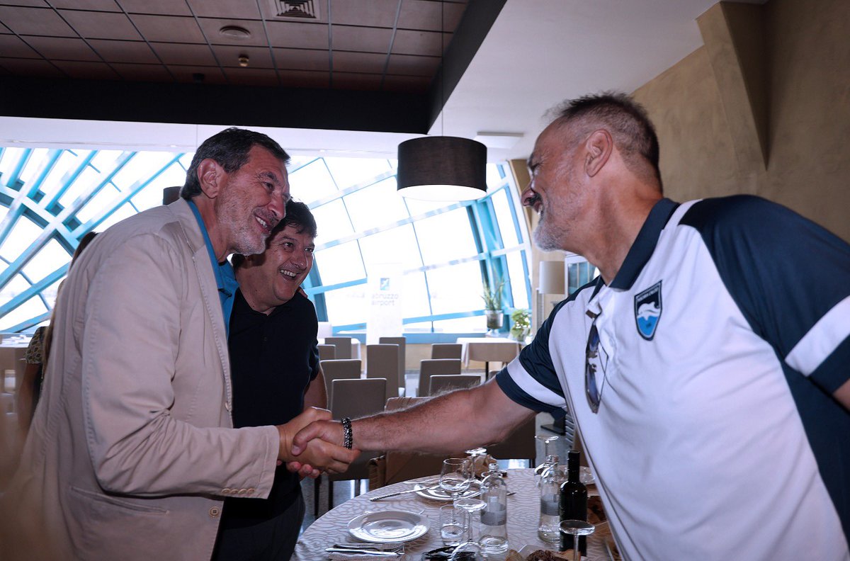 Marco Marsilio (@marcomarsilio) on Twitter photo ✈️🤍💙 Con la partnership tra <a href="/AbruzzoAirport/">Aeroporto d'Abruzzo</a> e <a href="/PescaraCalcio/">Pescara Calcio</a> lanciamo un messaggio di identità e appartenenza.
Due realtà diverse, un unico obiettivo: portare l’Abruzzo sempre più in alto.
#Abruzzo #Sport #PescaraCalcio #AbruzzoAirport ✈️🤍💙 Con la partnership tra <a href="/AbruzzoAirport/">Aeroporto d'Abruzzo</a> e <a href="/PescaraCalcio/">Pescara Calcio</a> lanciamo un messaggio di identità e appartenenza.
Due realtà diverse, un unico obiettivo: portare l’Abruzzo sempre più in alto.
#Abruzzo #Sport #PescaraCalcio #AbruzzoAirport