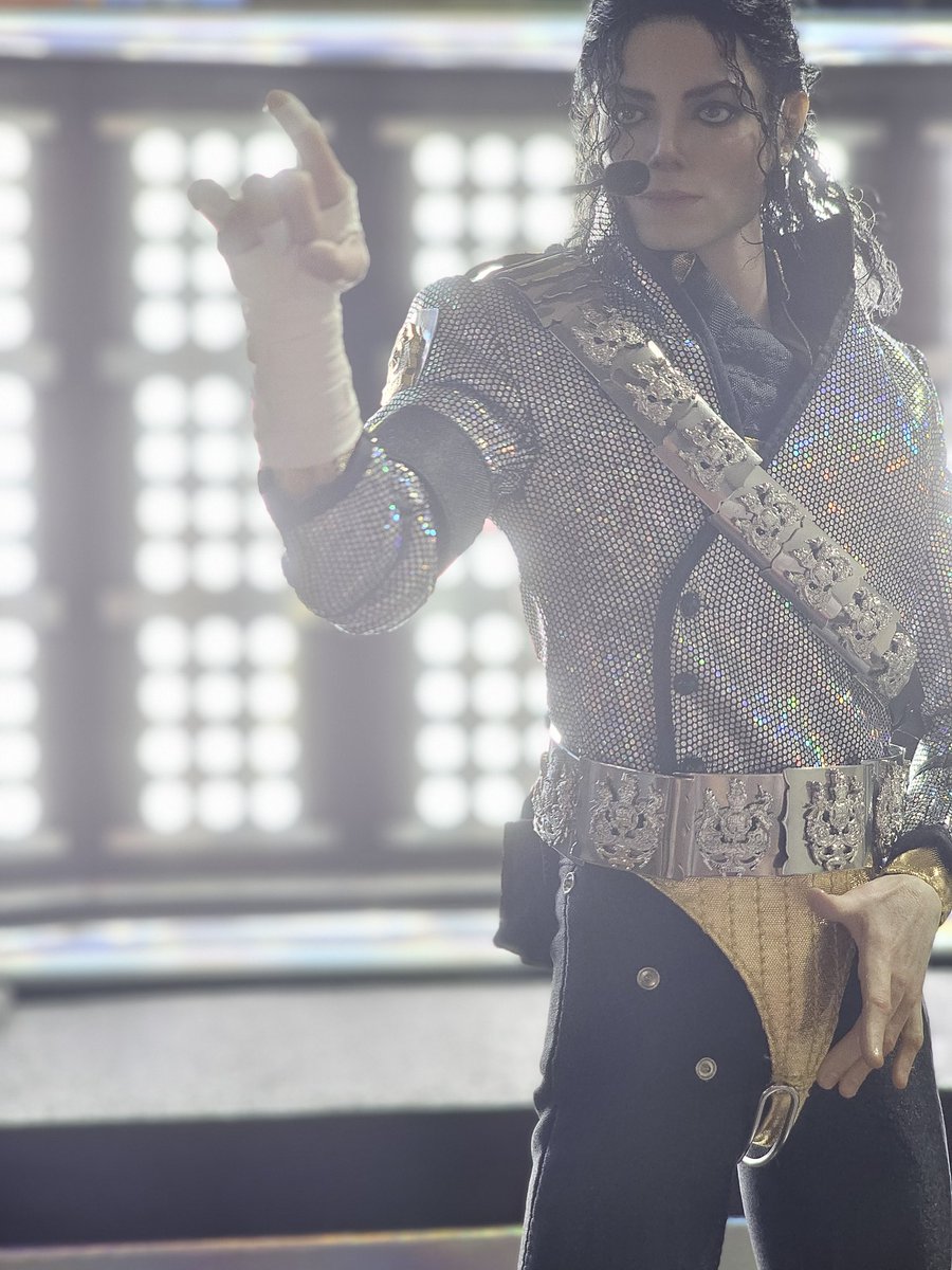 지난 주에 받은 마이클 잭슨 피규어 오픈. 스무스 크리미널 버전도 예약했는데 빨리 발매하면 좋겠다