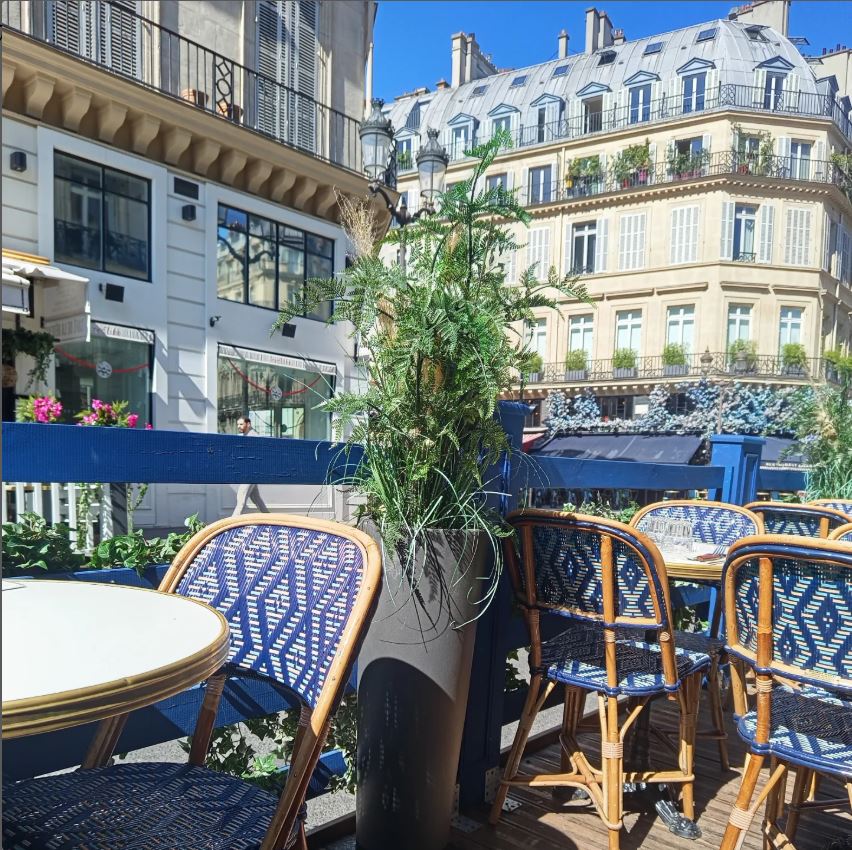 Relaxing under clear blue skies...#Paris #Travel #tuesdayvibe #France #cafe #Architecture #Tuesday #Parisjetaime 📸 Martine_rl  💙💙
