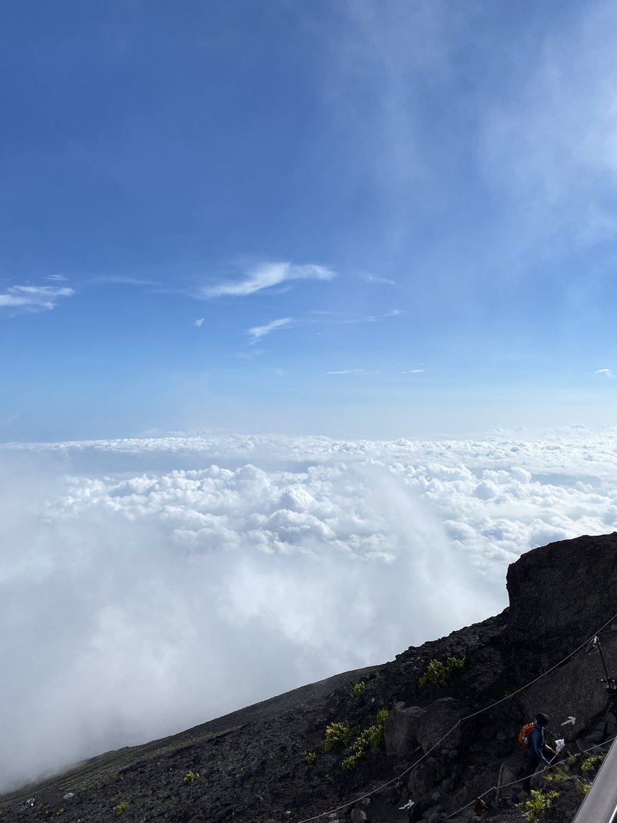 富士山に登山に来ています！
沼津の劇場の企画でございます。
明日、ご来光を見た後下山して沼津の劇場で富士登山の話のトークライブやりますので時間がある方は是非。
スケジュールハードすぎるだろ！
