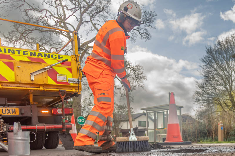 We're on call over the #BankHolidayWeekend☀️so if you spot any highways issues that require attention, let us know by reporting it here: 

trace.cheshireeast.gov.uk or call 0300 123 5025 in emergencies
