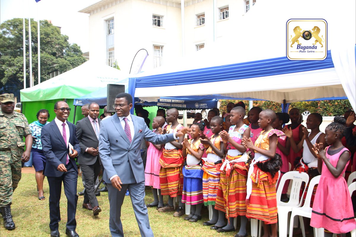 BugandaKingdom_'s tweet image. Katikkiro Charles Peter Mayiga leero atikkula oluwalo okuva mu masaza; Buweekula, Kyaggwe, Butambala, Buddu ne Kyaggwe.
Amasaza gano gakiikiriddwa eggombolola Mumyuka Bagezza, Musaale Nagojje, Ssaabaddu Ngando, Ssaabawaali Bulo, Mut. VIII Kasaali wamu n'ekitongole ky'abakyala…