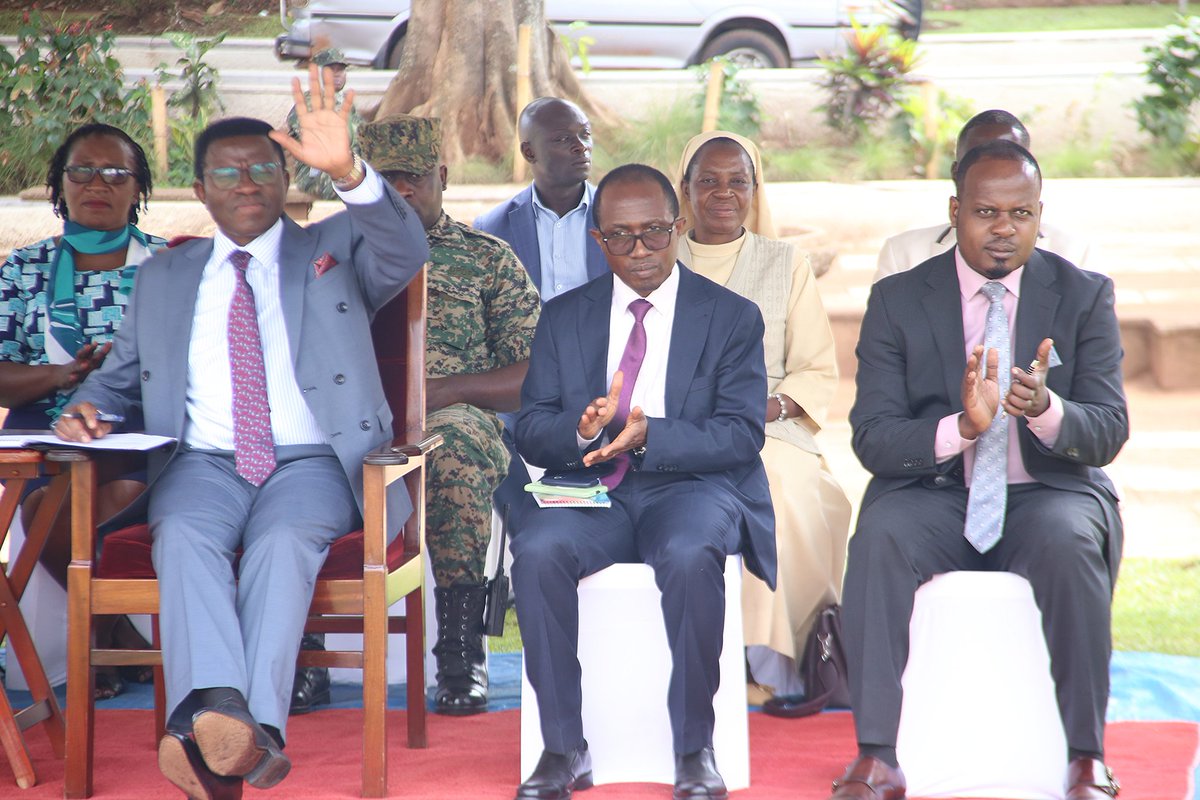 BugandaKingdom_'s tweet image. Katikkiro Charles Peter Mayiga leero atikkula oluwalo okuva mu masaza; Buweekula, Kyaggwe, Butambala, Buddu ne Kyaggwe.
Amasaza gano gakiikiriddwa eggombolola Mumyuka Bagezza, Musaale Nagojje, Ssaabaddu Ngando, Ssaabawaali Bulo, Mut. VIII Kasaali wamu n'ekitongole ky'abakyala…