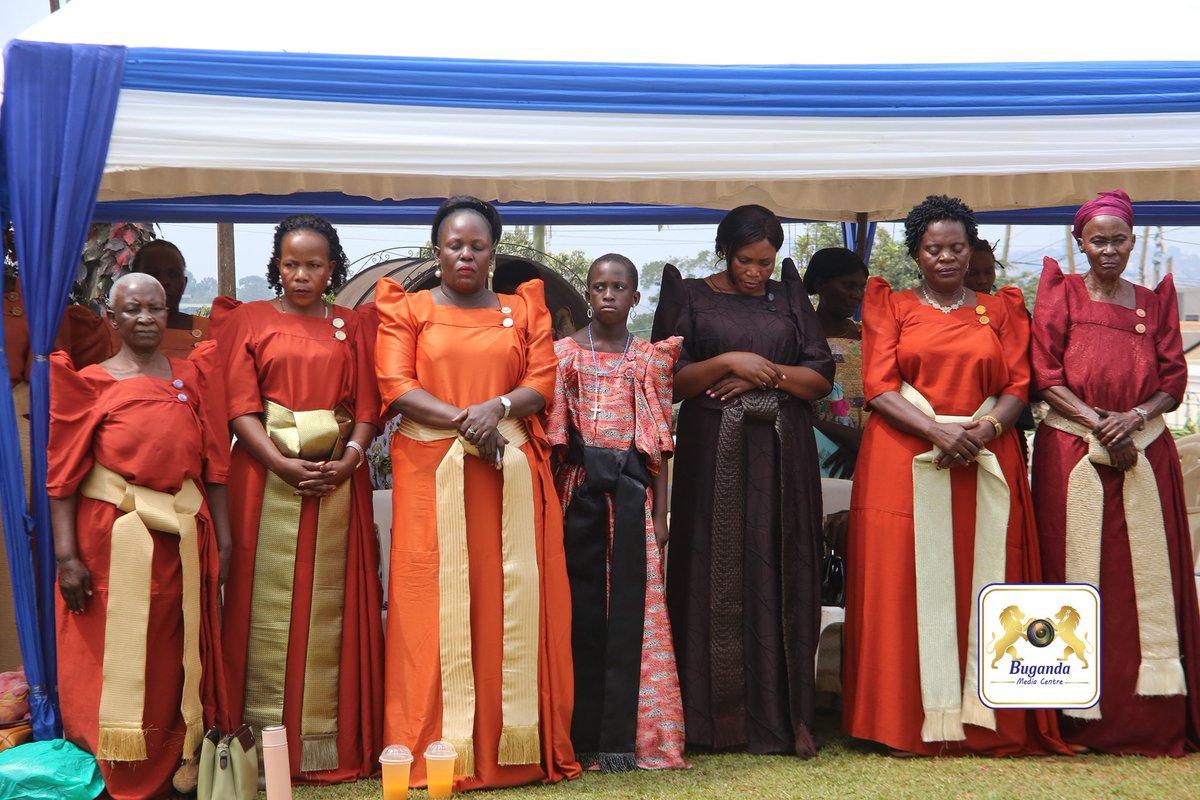 BugandaKingdom_'s tweet image. Katikkiro Charles Peter Mayiga leero atikkula oluwalo okuva mu masaza; Buweekula, Kyaggwe, Butambala, Buddu ne Kyaggwe.
Amasaza gano gakiikiriddwa eggombolola Mumyuka Bagezza, Musaale Nagojje, Ssaabaddu Ngando, Ssaabawaali Bulo, Mut. VIII Kasaali wamu n'ekitongole ky'abakyala…