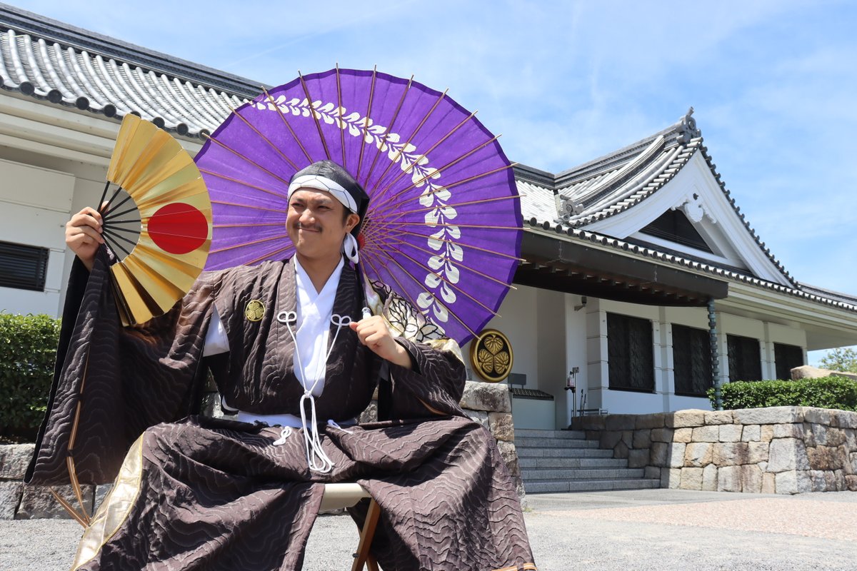 岡崎城公園で観光客をもてなす「グレート家康公『葵』武将隊」の演武が、連日の猛暑のための相次いで中止となっています。代わりに屋内でメンバーが企画した体験講座が開かれているほか、屋外でのもてなしは続けています。
＃東海愛知新聞
＃岡崎市
＃岡崎城公園

⬇️暑さに顔をしかめる　＃徳川家康