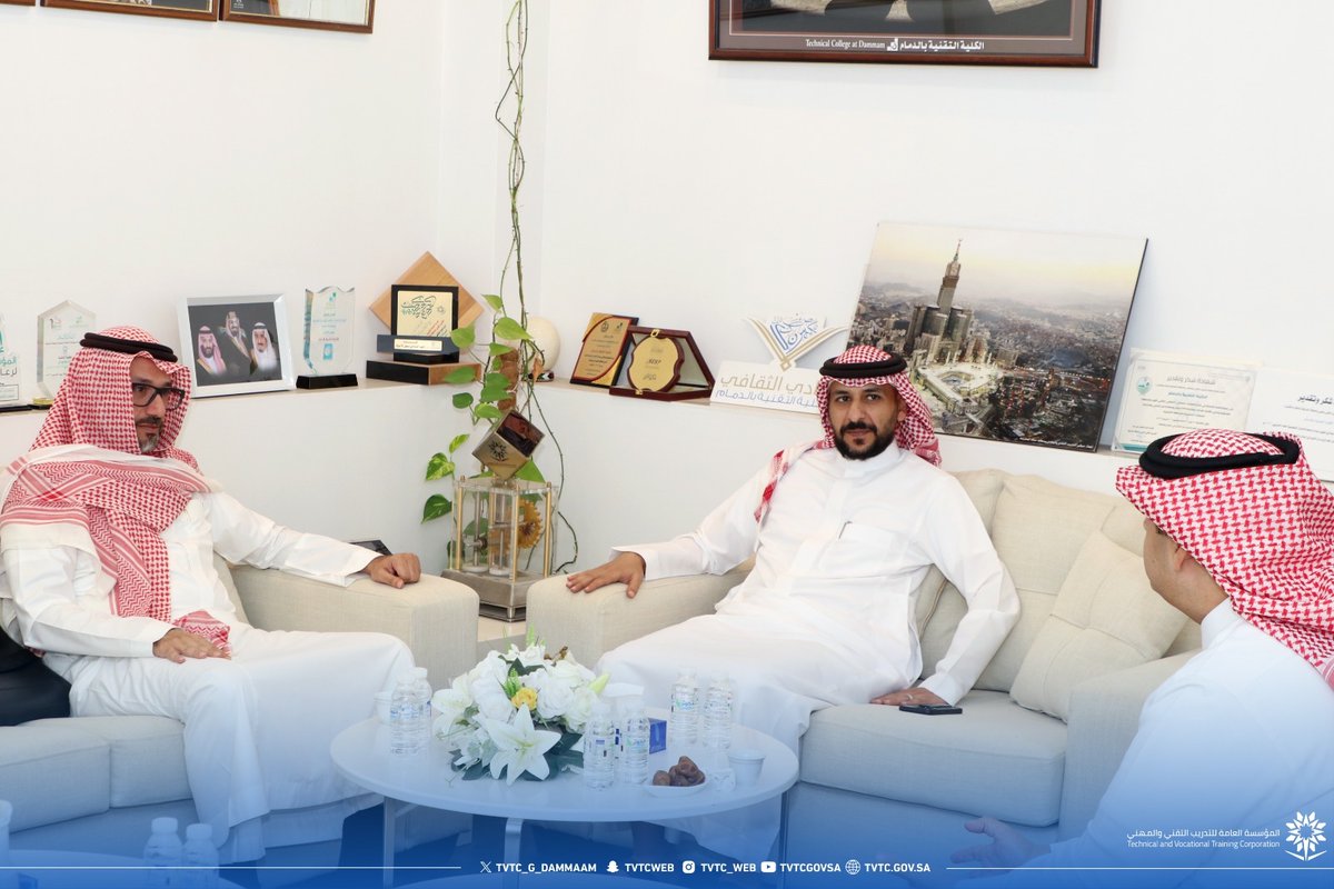 في إطار دعم وتأهيل شباب الوطن، إلتقى سعادة عميد الكلية التقنية بالدمام الأستاذ نايف العتيبي بالأستاذ حمد القصيبي، لبحث أوجه التعاون مع مجموعة سعيد غدران ضمن مبادرة “مسارك”، التي تهدف إلى تمكين الشباب السعودي وفتح آفاق جديدة أمامهم في المجالات الهندسية والمهنية.

#التدريب_التقني
