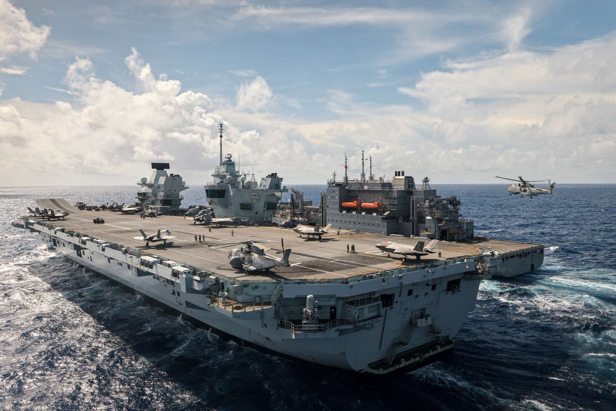 UKinJapan's tweet image. 🎓 HMSプリンス・オブ・ウェールズのトリビア
飛行甲板の面積は約16,000㎡、サッカー場2面分以上の広さ！F-35Bや大型ヘリが同時に発着・運用できる、まさに洋上の航空基地です⚓✈️
#CSG25 #CSGTrivia #F35B