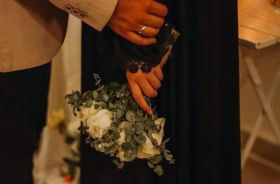 إِن غِبت لَم أَلقَ إِنساناً يُؤنِسُني ، وَإِن حَضَرت فَكُلُّ الناسِ قَدْ حَضَروا 😍