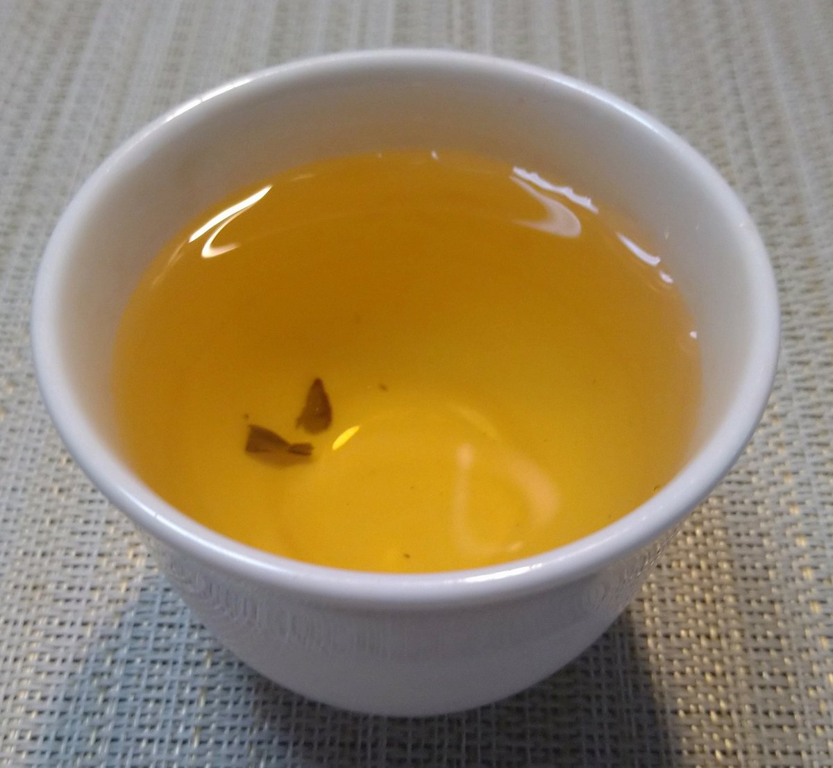 広東省の烏龍茶、鳳凰単叢庵角蜜蘭香。
4g400ml、冷蔵8時間水出し。軽やかな果香とサラリと無駄のない味わい。ごくごく飲める