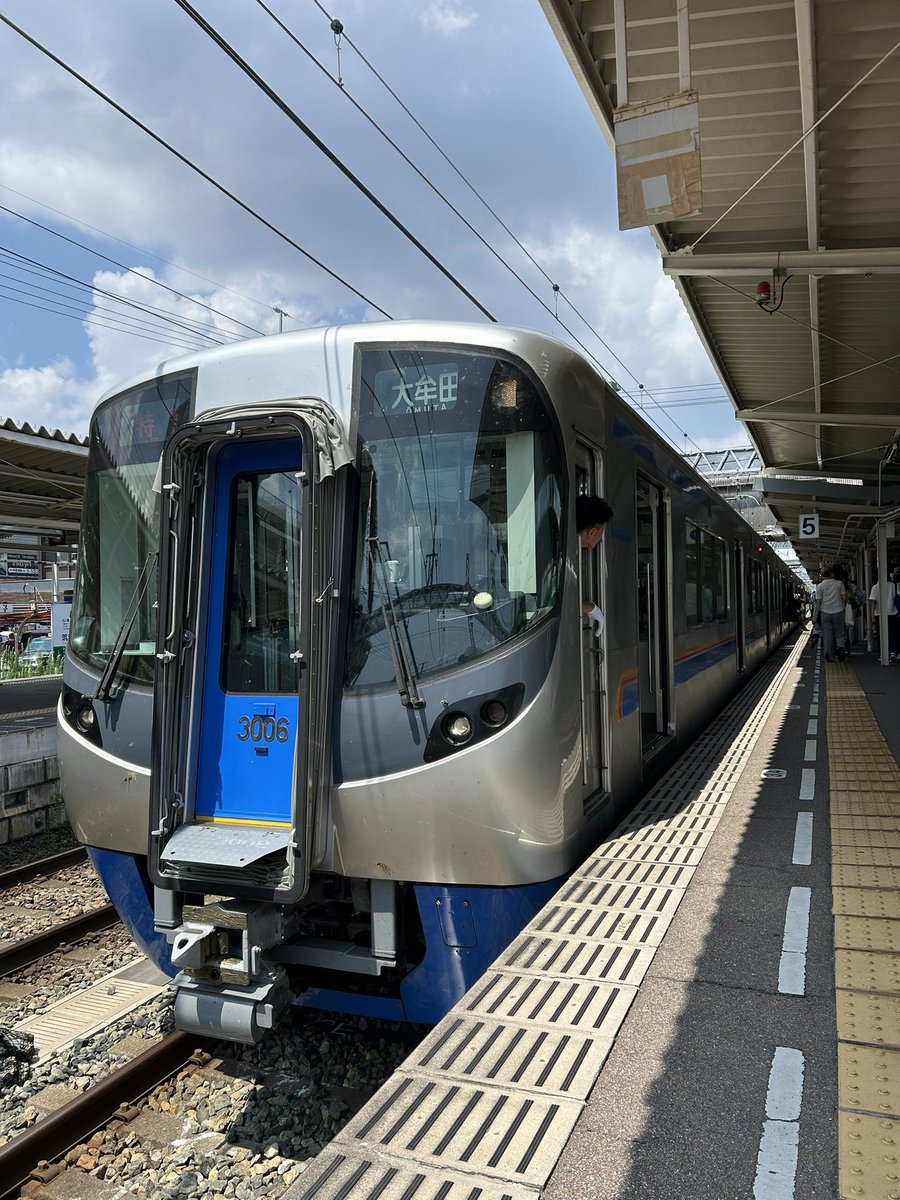 DKTabiTetsuClub's tweet photo. 博多から福岡空港見学班と、太宰府天満宮参拝班に分かれて、合流後はソニックで別府へ来ました。

太宰府天満宮の仮社殿、大阪・関西万博のリングと同じ方のデザインと知ってビックリ😳 https://t.co/AKu4rQfNt9
