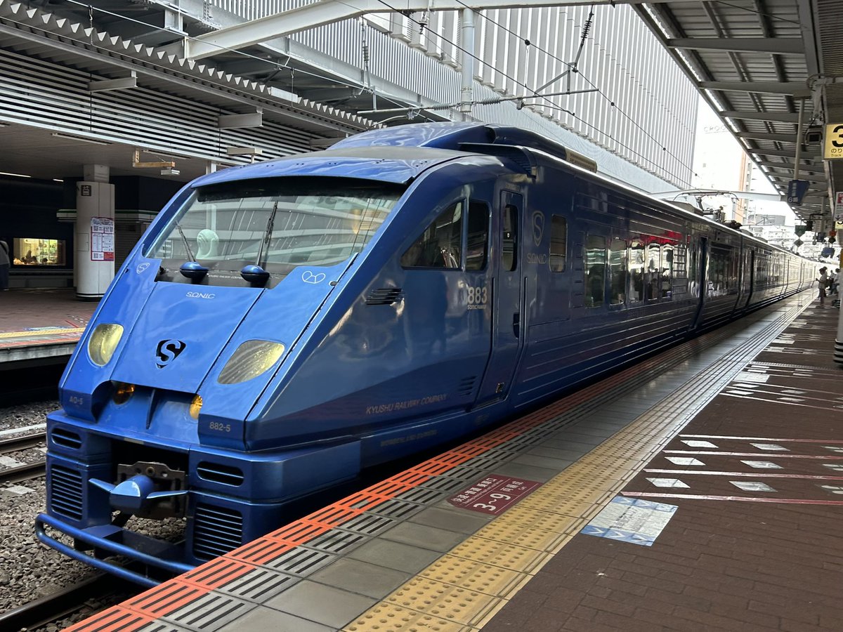 DKTabiTetsuClub's tweet photo. 博多から福岡空港見学班と、太宰府天満宮参拝班に分かれて、合流後はソニックで別府へ来ました。

太宰府天満宮の仮社殿、大阪・関西万博のリングと同じ方のデザインと知ってビックリ😳 https://t.co/AKu4rQfNt9