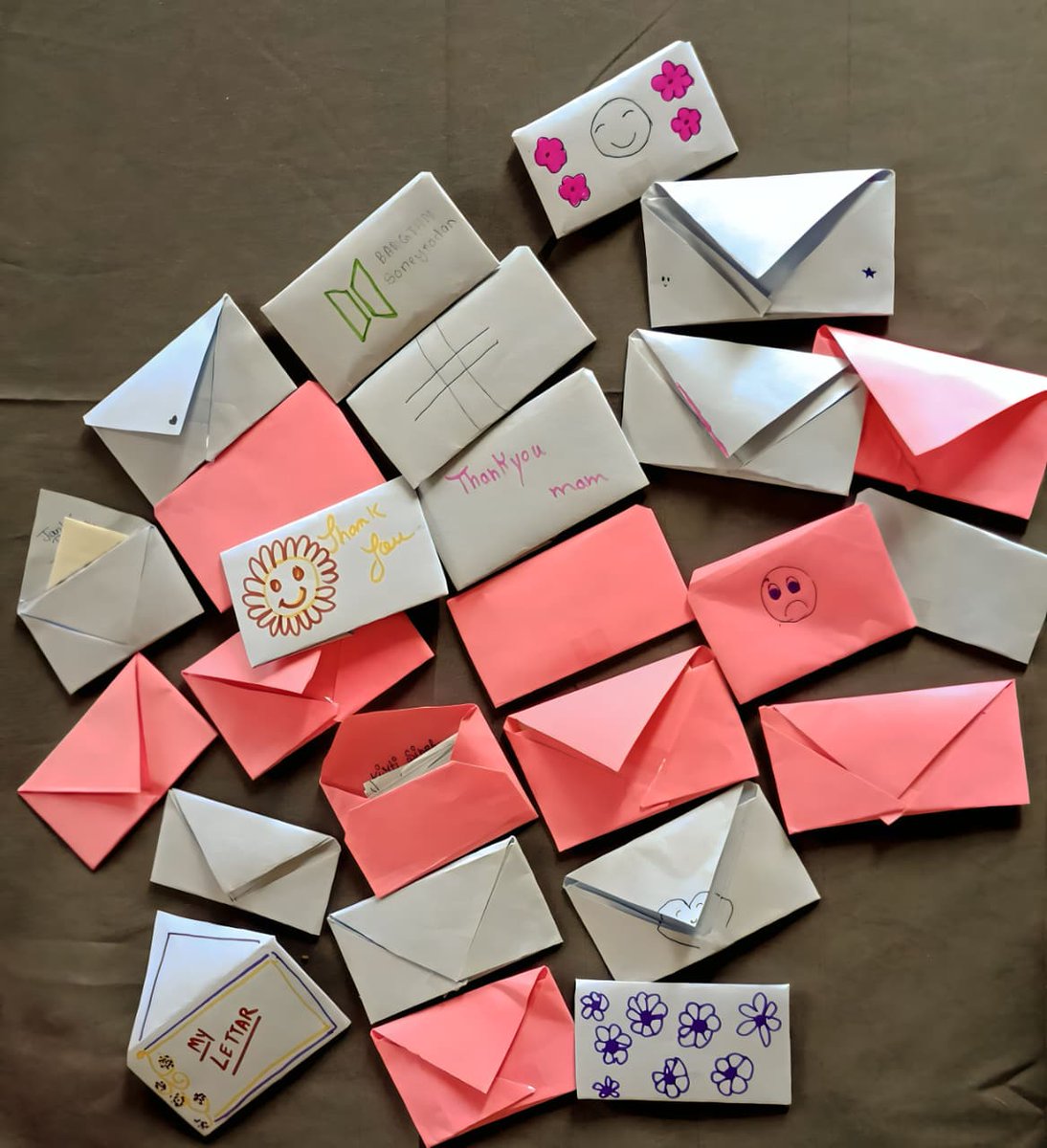 WBSC_BHU's tweet photo. The event called 'How Are You? Really' was a huge success with the students at Central Hindu Girls' School, and it was all about self-exploration.
@chgsbhu @dsw_bhu @VCofficeBHU @registrarbhu 

#selfexploration #EmotionalWellness #fun #WBSC #BHU https://t.co/O5a4oIiyRd