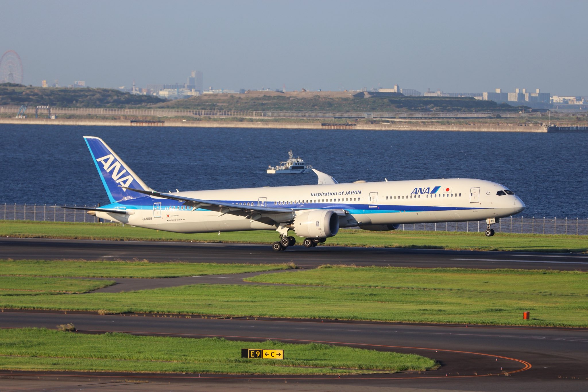 羽田 ❤︎ ANAよりB787-8の斜め正面からのお顔といい感じに斜めから入って