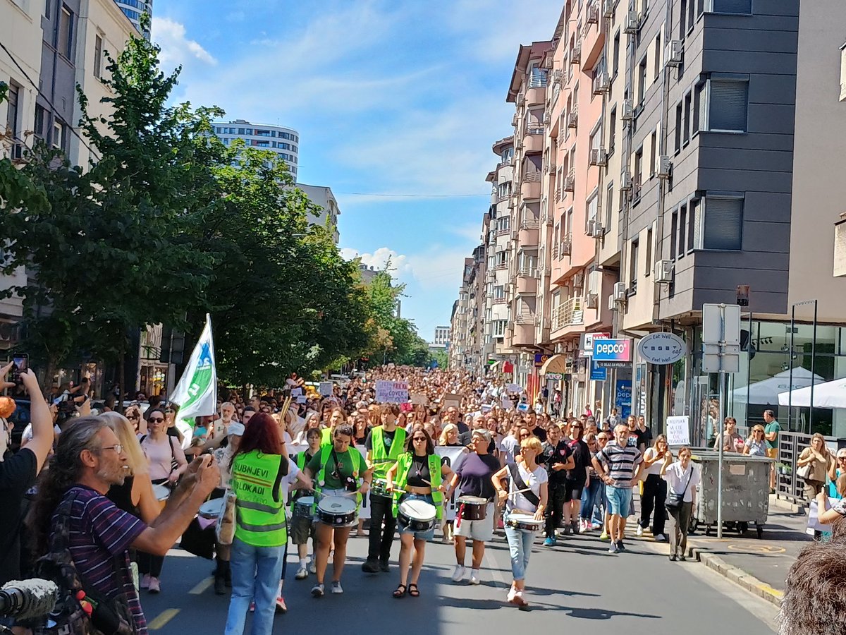 Bogami, ovo je jedan od najvećih protesta ove godine u radno vreme.
Sarajevska ulica, skup "Sve smo mi Nikoline".

#1312