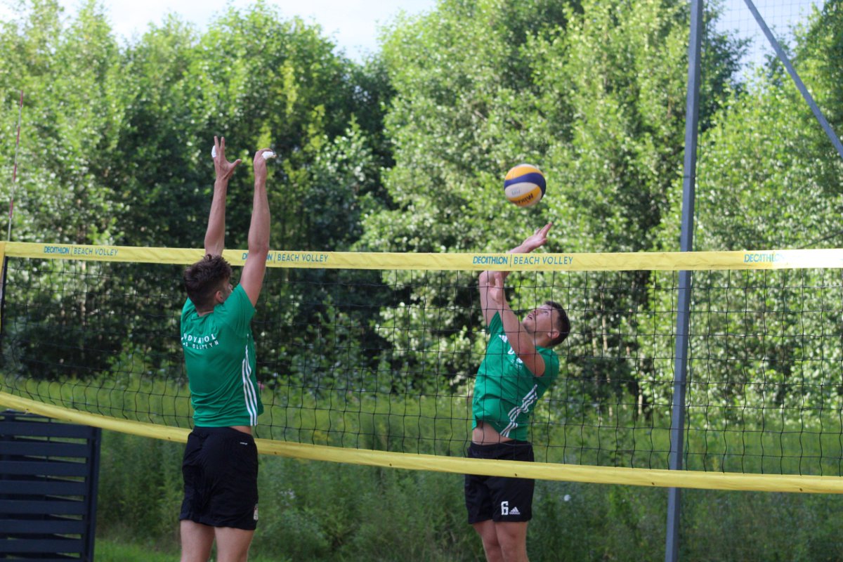 Zobaczcie w fotograficznym skrócie, jak przebiegł nasz pierwszy trening na plaży 🏖️📸 Dziś również trenujemy na piasku, a w środę wracamy do Uranii 🔥