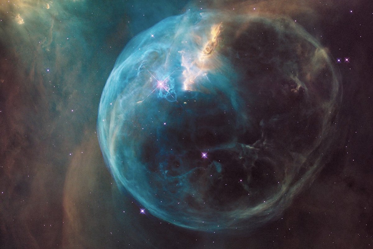 Kur'an Fussilet 11. ayette, yaratılış sürecinde, "duman halindeki gökten" söz eder. Modern bilim ise evrenin oluşumu sırasında gaz aşamasından geçirildiğini 20. yüzyılda keşfetmiştir. Kur'an yaşamın ve düzenin olmadığı, milyarlarca yıl önceki olaydan açıkça haber vermiştir.