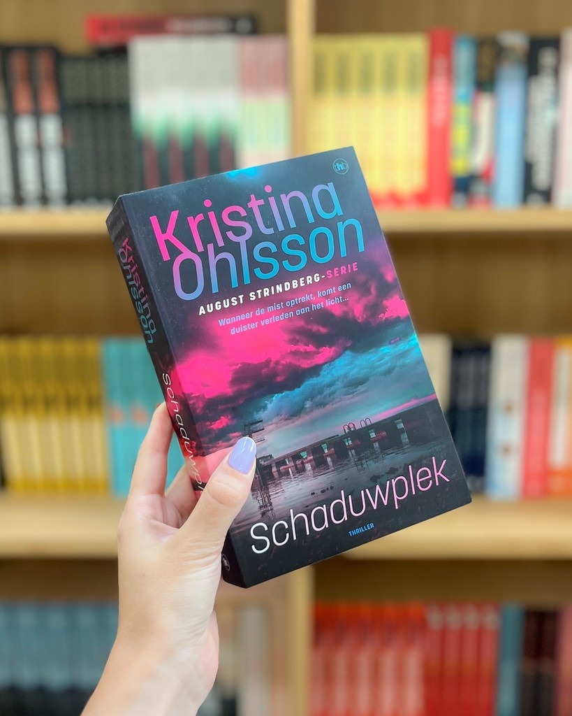 Nu in de boekhandel: 𝙎𝙘𝙝𝙖𝙙𝙪𝙬𝙥𝙡𝙚𝙠! In het zonnige Hovenäset verandert een vrolijke zomer in een beklemmend mysterie wanneer een lichaam wordt gevonden en rechercheur Maria Martinsson op een gruwelijk geheim stuit. 📚️
thehouseofbooks.com/boek/3297/kris…