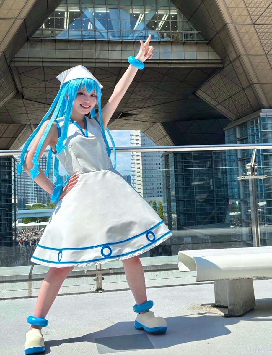#子供の頃の写真と最近のコスプレ写真を並べる

人類侵略のため、11年の時を経て再びイカ娘になったでゲソ！
11年前は母作衣装で人生初のコスプレイベント、今回は触手含めすべて自作でゲソ🦑

←平成26年 TDC          平成37年 夏コミ→