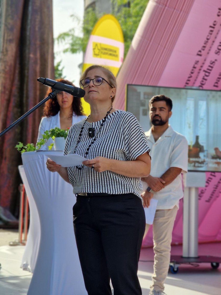 sfh_schweiz's tweet image. «Menschlichkeit baut Brücken, wo Mauern stehen. Sie schafft Heimat dort, wo Menschen sich fremd fühlen. Und sie macht aus Fremden Freunde.» Maria Pappa, Stadtpräsidentin St. Gallen. #ErfolgsgeschichteMenschlichkeit #stgallen
@MariaAPappa
👉 fluechtlingshilfe.ch/erfolgsgeschic…