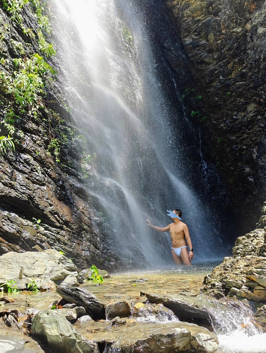瀑布是山林的呼吸，
我靜靜站在它的胸口，
感受它的心跳，聆聽它的喘息。

任水流覆濺全身，
徐風攜帶水霧吹襲，
溫暖的陽光灑落。

可以在這裡好好放空、忽視時間感、遺忘諸多煩惱。

#ふんどし #六尺褌 #fundoshi #白褌
#日曬 #日光浴 #男體 #ふんどし男子
#outdoor #瀑布 #野外 #秘境 #溯溪 #溪流