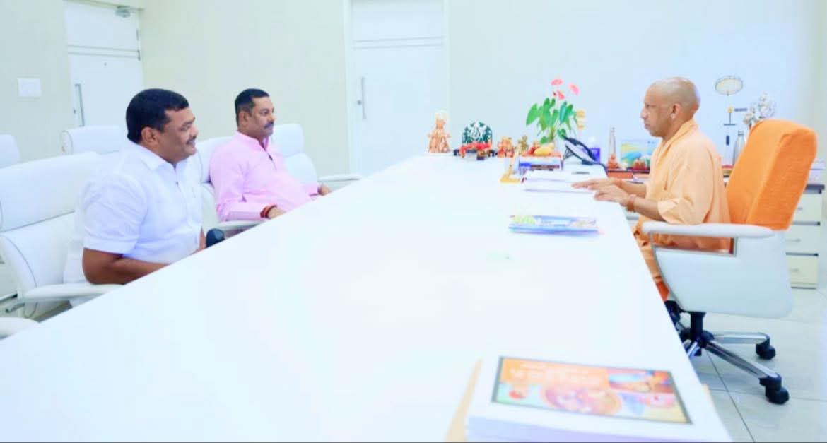 vijayptpsingh's tweet image. आज मुख्यमंत्री आवास 5 कालिदास मार्ग लखनऊ में माननीय प्रदेश उपाध्यक्ष/एमएलसी श्री संतोष सिंह जी भाई साहब के साथ माननीय मुख्यमंत्री पूज्य महाराज श्री योगी आदित्यनाथ जी से स्नेहिल भेंट हुई।
@myogiadityanath @myogioffice @santoshupbjp