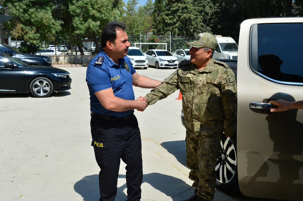 İl Emniyet Müdürümüz Sayın Kadir GÖKCE, ilimizde görev süresini tamamlayan 2. Hudut Alay Komutanı Piyade Albay Sayın Ertuğrul BİLMİŞ’i makamında ağırladı.