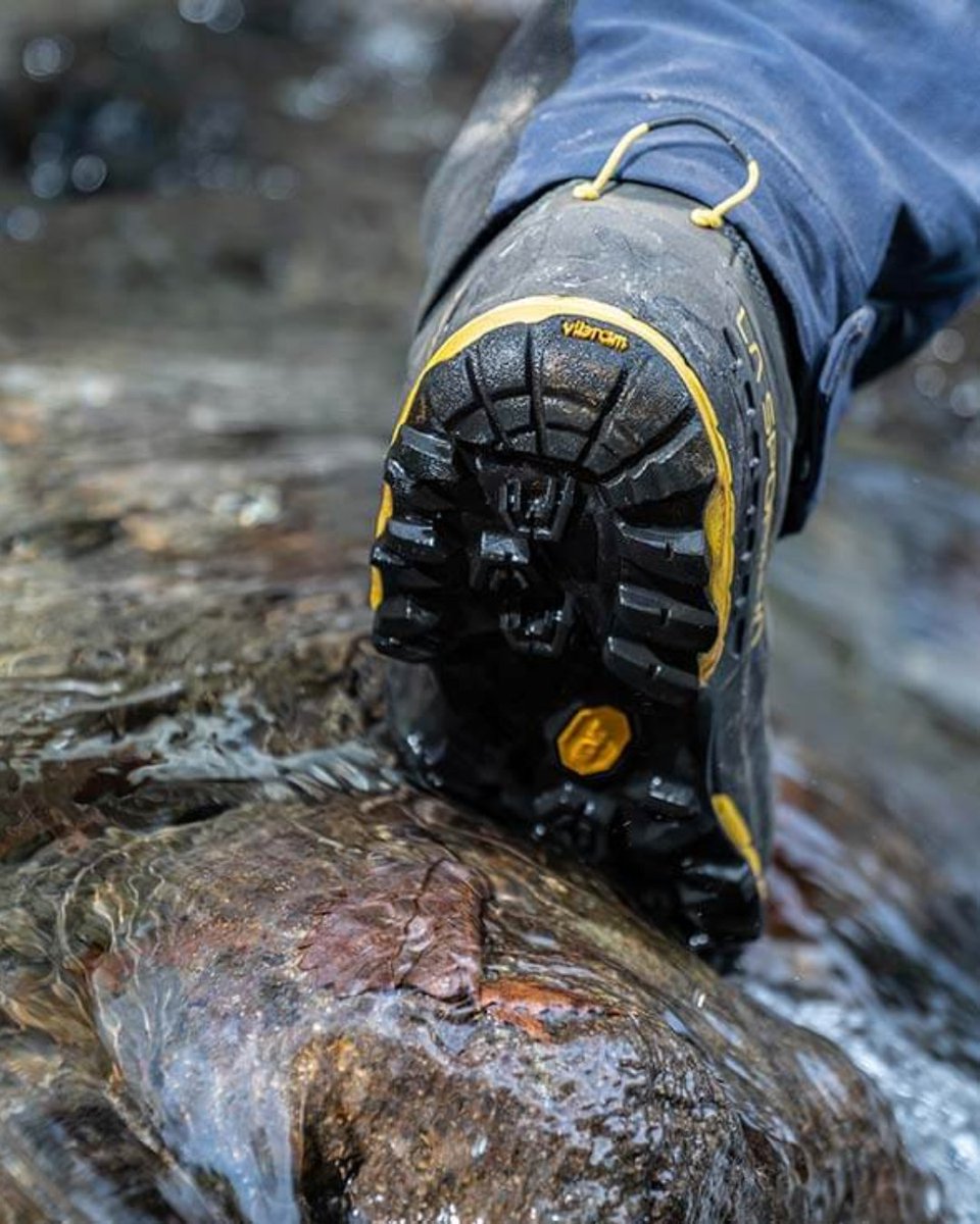 lasportiva_jp's tweet photo. 【TX5 GTX®】
あらゆる天候、あらゆる路面に対応する本格ハイキングシューズ。
GORE-TEX® が雨から足を守り、Vibram® MEGAGRIP が濡れた岩や泥、砂利道でも確かなグリップを発揮します。
悪天候やタフな地形でも、確実に前へ進むための一足です。
#TX5 #TX5GTX https://t.co/5DVM13CEuL