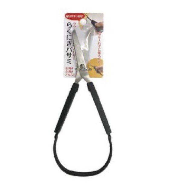 takshi_77's tweet photo. これは良いぞッ！ついに100円ショップのWatts様が左右の手どちらでも使え、力が本当にいらないリウマチ用等に福祉用具としてデザインされたハサミを『らくにぎバサミ』として販売してるぞ。しかもまさかの110円ですよ。福祉用具が一般の方の生活を豊かにする...素晴らしい。必要な方に届いて欲しいです https://t.co/esr2FexG6P