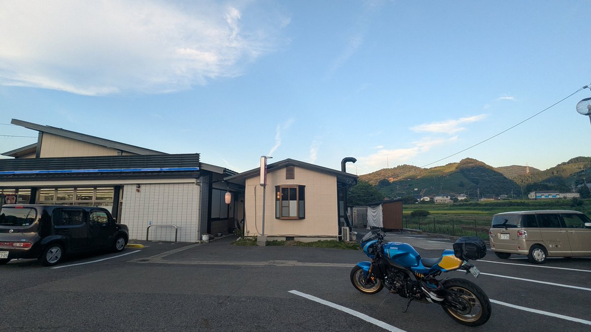 SR_Rider_Jay's tweet photo. 珍しく平日おバイク
というのも用事で半休取ったので、その用事終わりに走りました
南山城村〜針テラスから帰りに和束町のローソンで休憩
夕暮れ時の雰囲気が良いのです https://t.co/TcyuhJDxFD