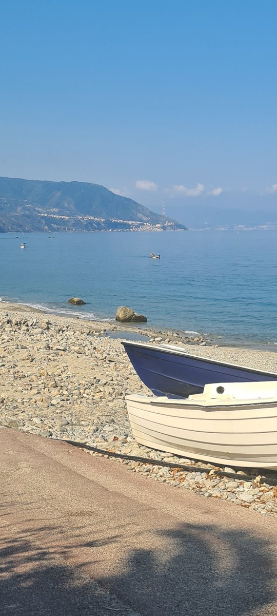 Guardo questo e penso che non potrò mai più fare un bagno in mare.
 
Provo tanta invidia per chi può.