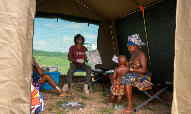 Siamo in prima linea al fianco delle comunità locali. 
Nella #GiornataMondialeAiutoUmanitario ricordiamo l'importanza di #proteggere chi opera in contesti fragili e rinnoviamo il nostro impegno: camminare insieme, per costruire soluzioni sostenibili. 
#Cuamm