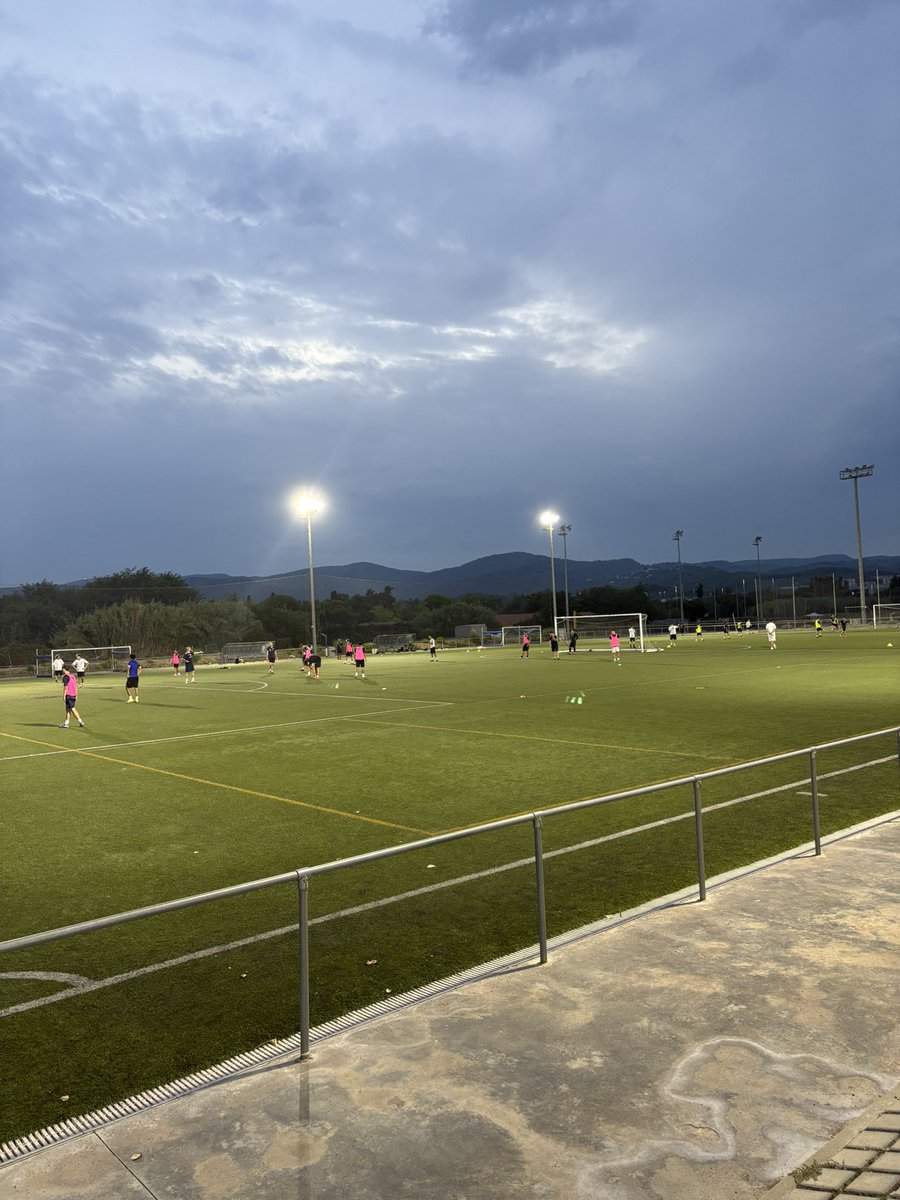 🔵🟢ENTRENAMENTS

Ahir ja vam donar tret de sortida als entrenaments

Molta il·lusió i ganes en aquesta nova temporada 

Avui més !! Seguim fent camí !!